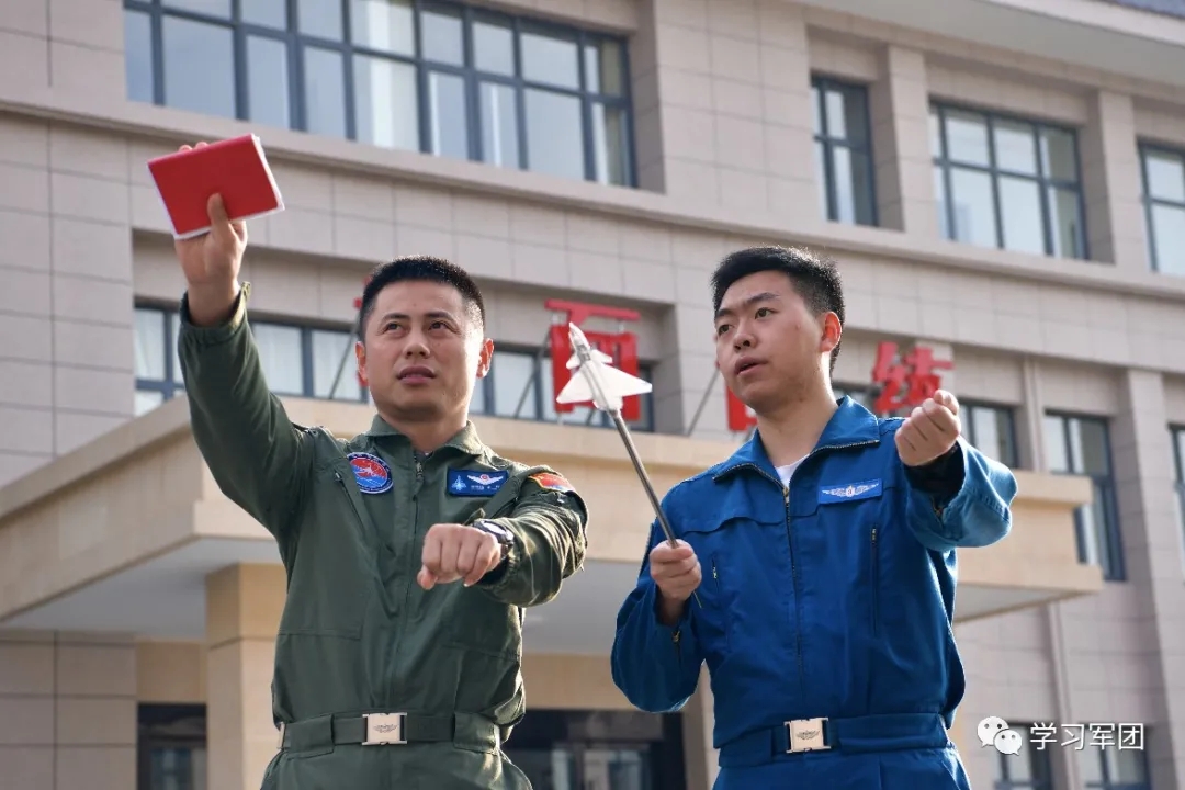 歼10飞行学员展翅蓝天,空军首批歼10飞行学员纪录片