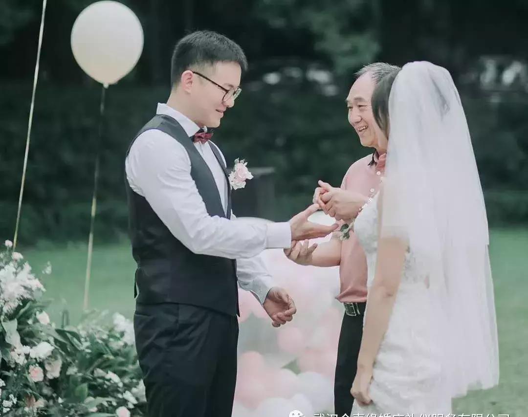 何超盈过大礼什么意思,何猷君晒姐姐何超盈过大礼仪式照