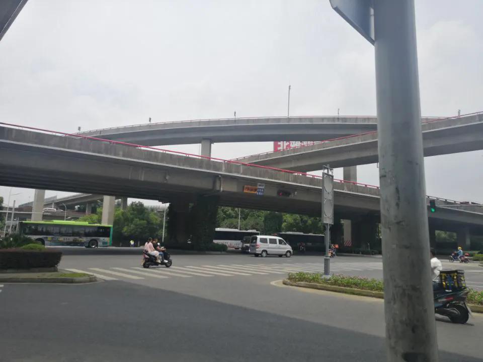 竟然有人说大学生进电子厂打工丢人