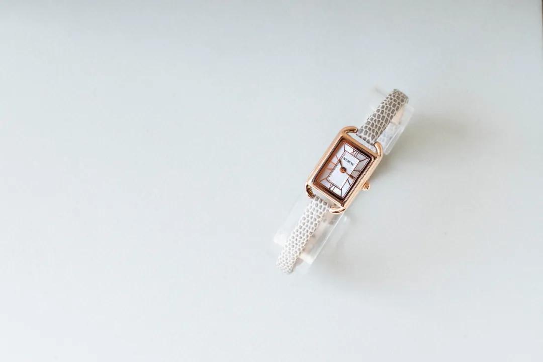 送这被夸有品位!三吉彩花同款腕表,女友戴了爱不释手