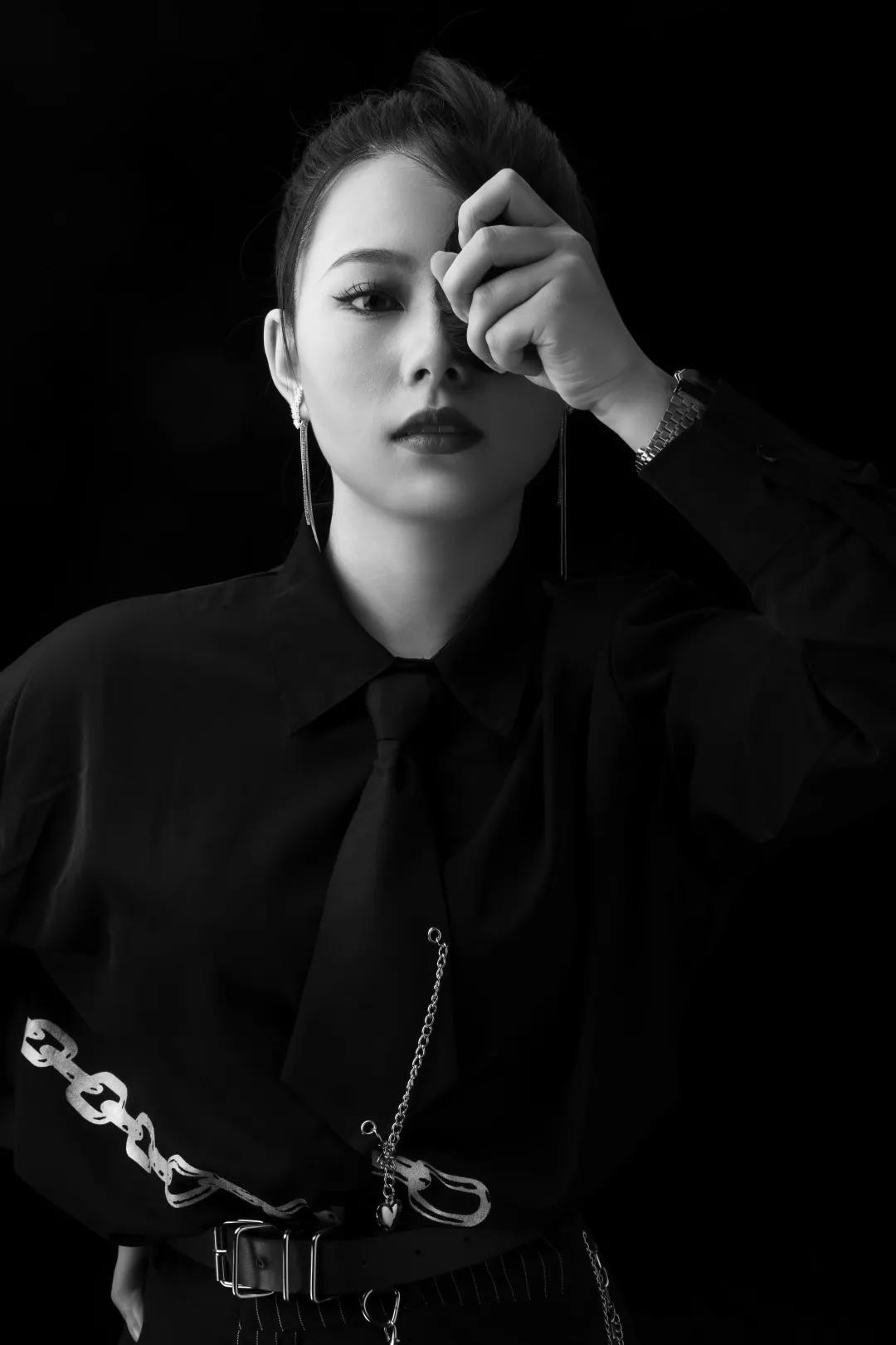 便宜又好看的屏风隔断现代轻奢,现代简约风实木隔断屏风效果