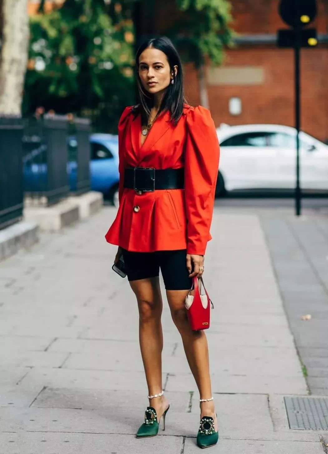 时尚风女人味十足选什么包,女人必备的几款经典包