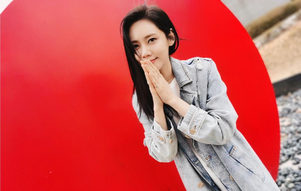 “中国媳妇”秋瓷炫气质不是盖的,穿破洞的外套,依旧让人心动