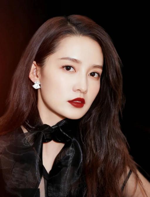 方脸脸型与发型搭配女士,适合梨形方脸女生发型