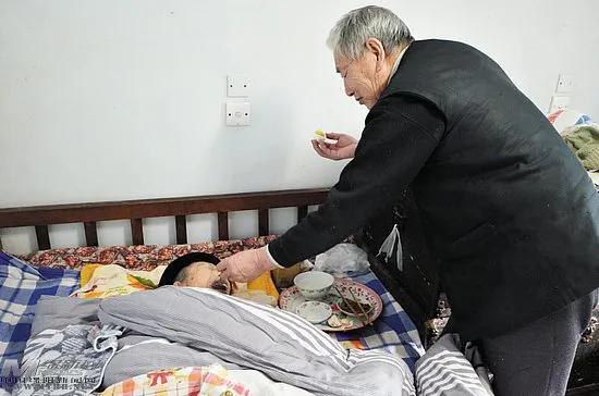 照顾瘫痪母亲大小便,妈妈瘫痪大小便失禁