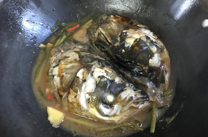 啤酒鱼头怎么做最好吃,鱼头怎么做外酥里嫩香辣可口