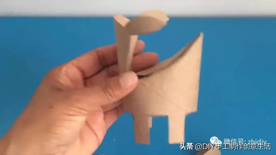 用白纸做个可爱的咩咩羊,用纸折一个可爱的小山羊