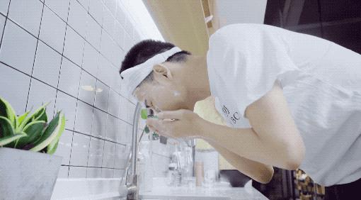 鼻子里面有小鼓包挤出来白色很臭,鼻子外面挤出来的白色东西臭臭的