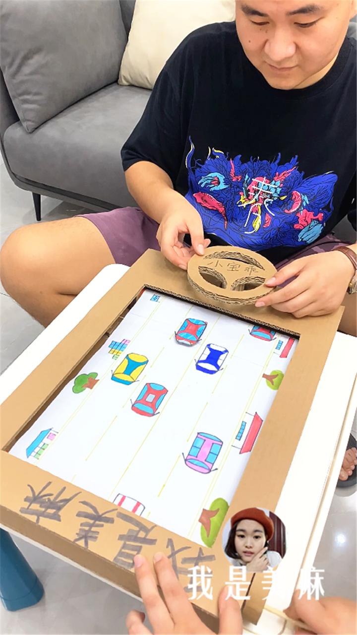 爸爸用卡车装玩具,爸爸给儿子做赛车玩具