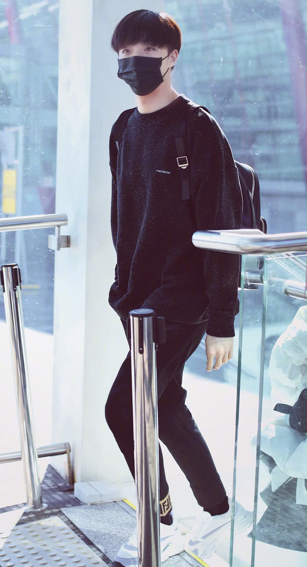 谁说黑色卫衣不怕脏，陈立农一不小心粘上了“墙灰”，这得怎么洗