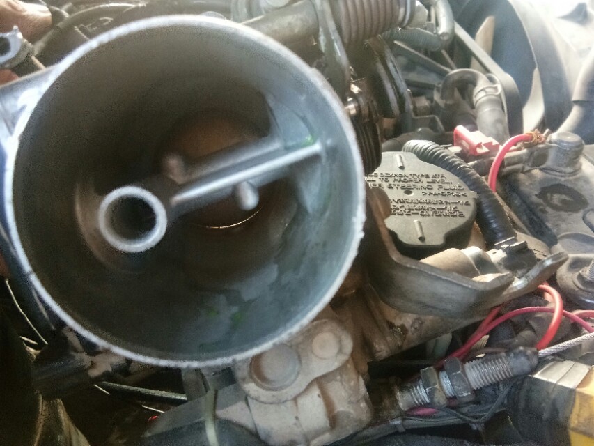 汽车冷车启动怠速比较高,尾气稍微有点呛!正常吗?