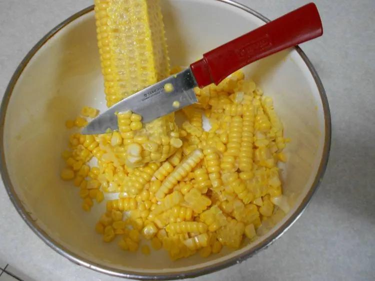 嫩玉米切碎用,大鱼小鱼都爱吃,不易空军