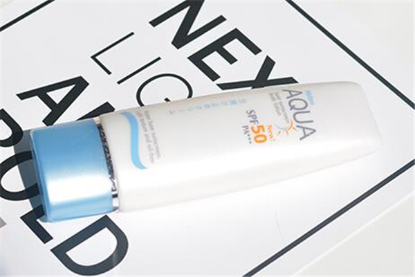 香蒲丽防晒霜和ahc防晒霜哪个油腻,防晒霜哪个牌子的防晒效果好平价