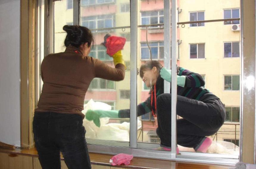 窗户清洁神器脏了怎么清洗,如何清洗窗户上的顽固污渍