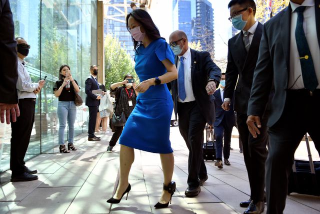 孟晚舟一袭红裙优雅亮相,孟晚舟亮相穿搭