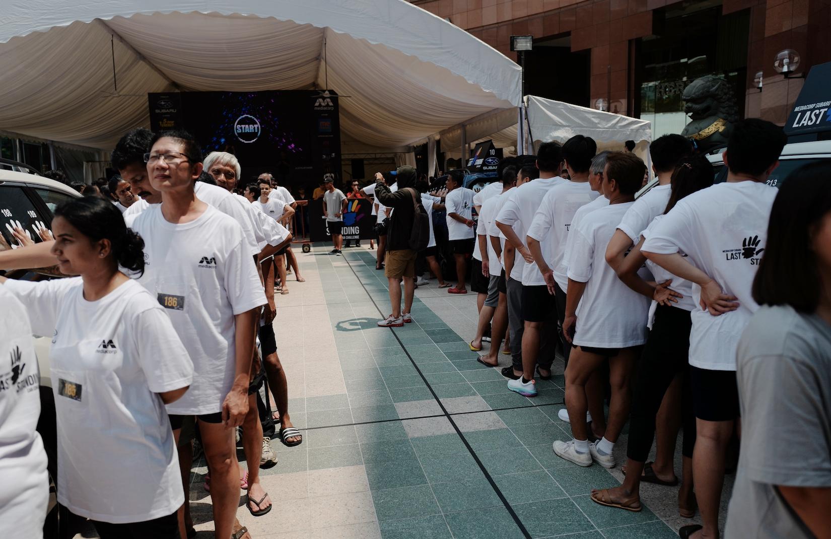 这个人把手摸在车上超过3天3夜赢了一辆车你觉得你行不？