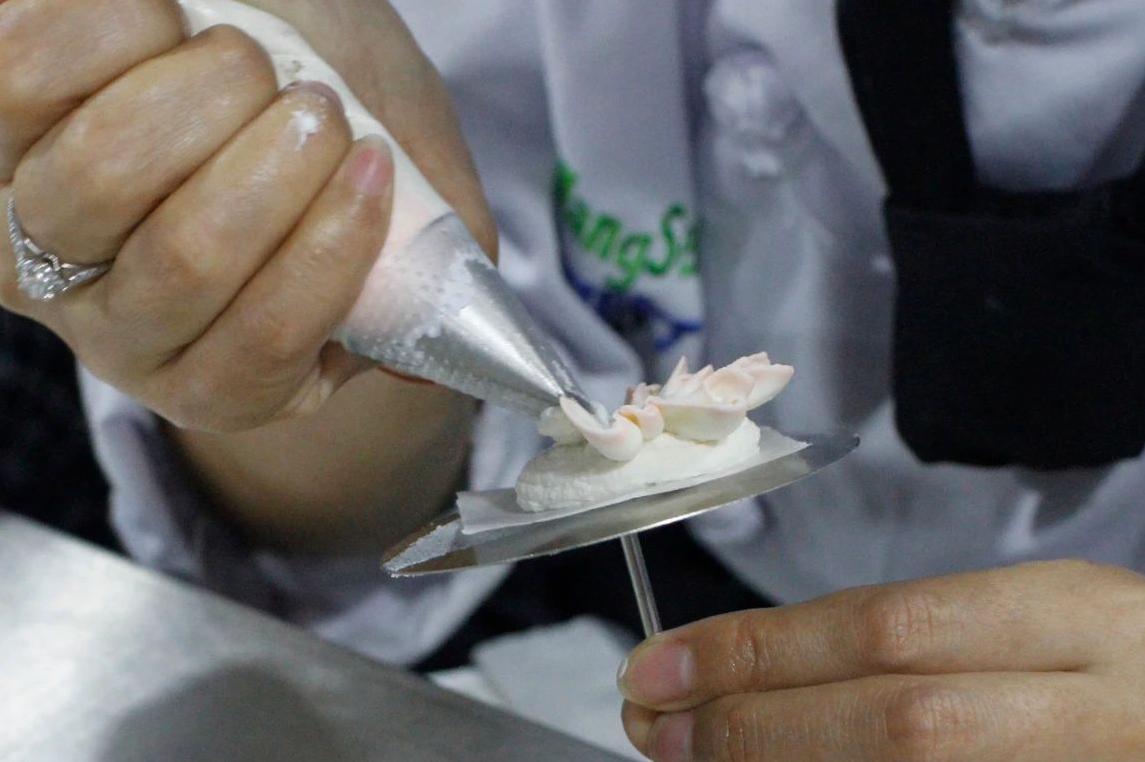 韩式裱花和豆沙裱花学哪个比较好,豆沙裱花和奶油霜裱花的区别