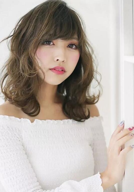 2021年大圆脸短发减龄发型图片,40-50岁圆脸洋气发型女士短发