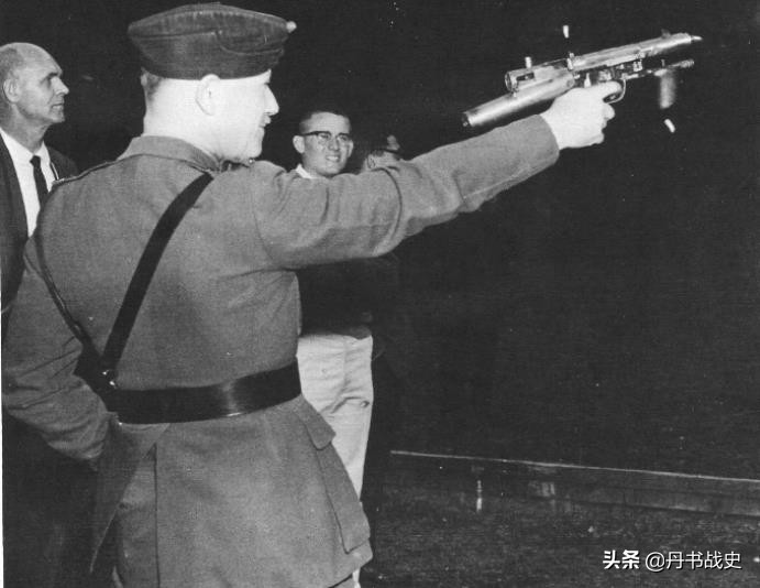 道格拉斯短距冲锋枪,道格拉斯无后坐力冲锋枪