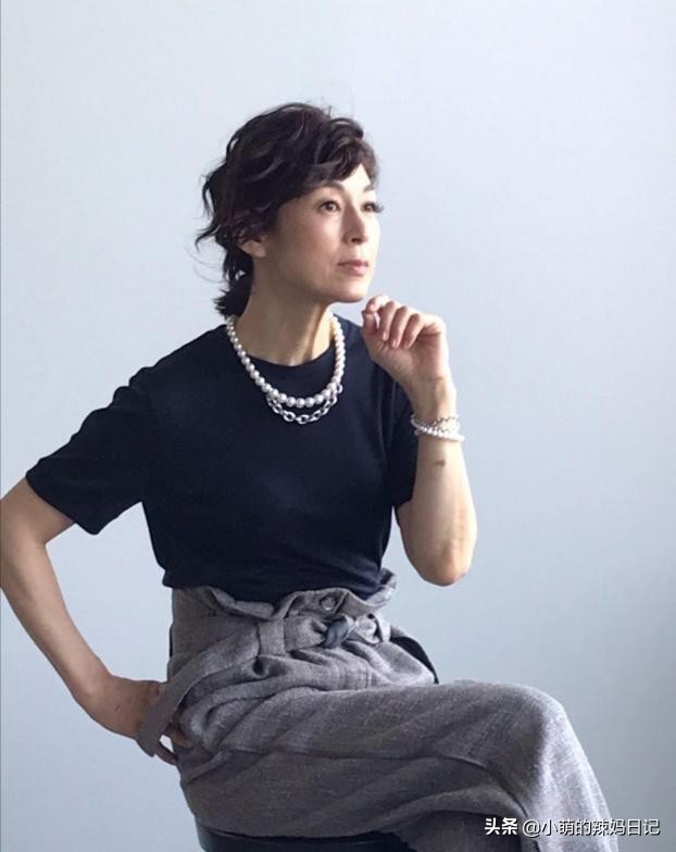 35岁女人穿搭今年流行的修身裤子,外翻直筒阔腿裤穿搭50岁女人