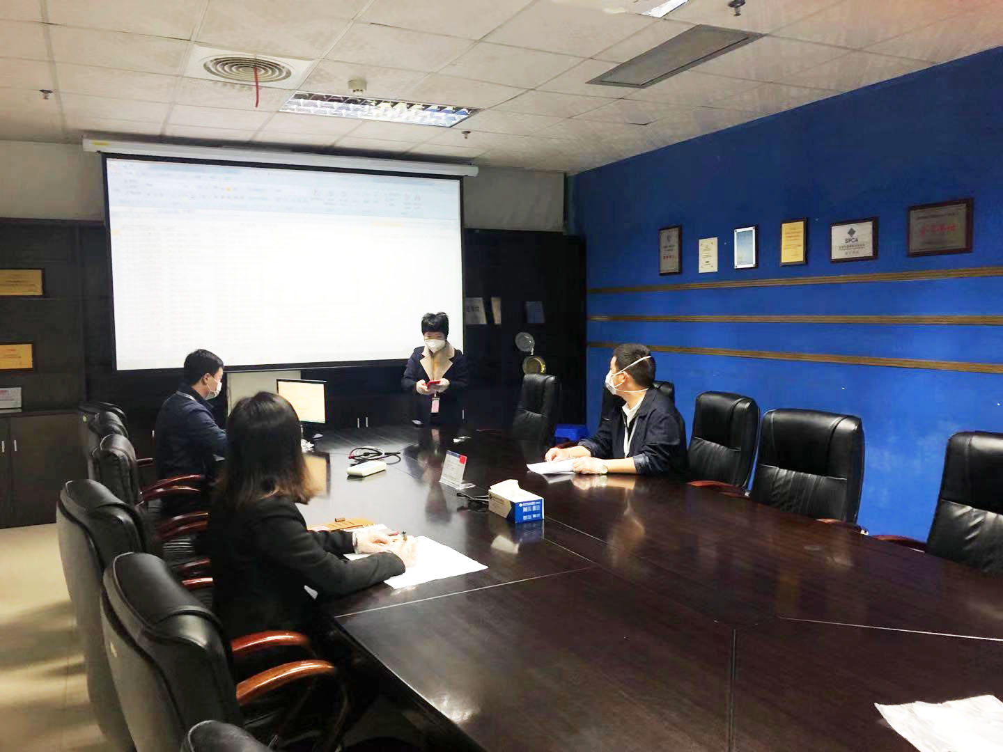 致敬抗击病毒一线医护人员,致敬坚守防控疫情前线的医护人员