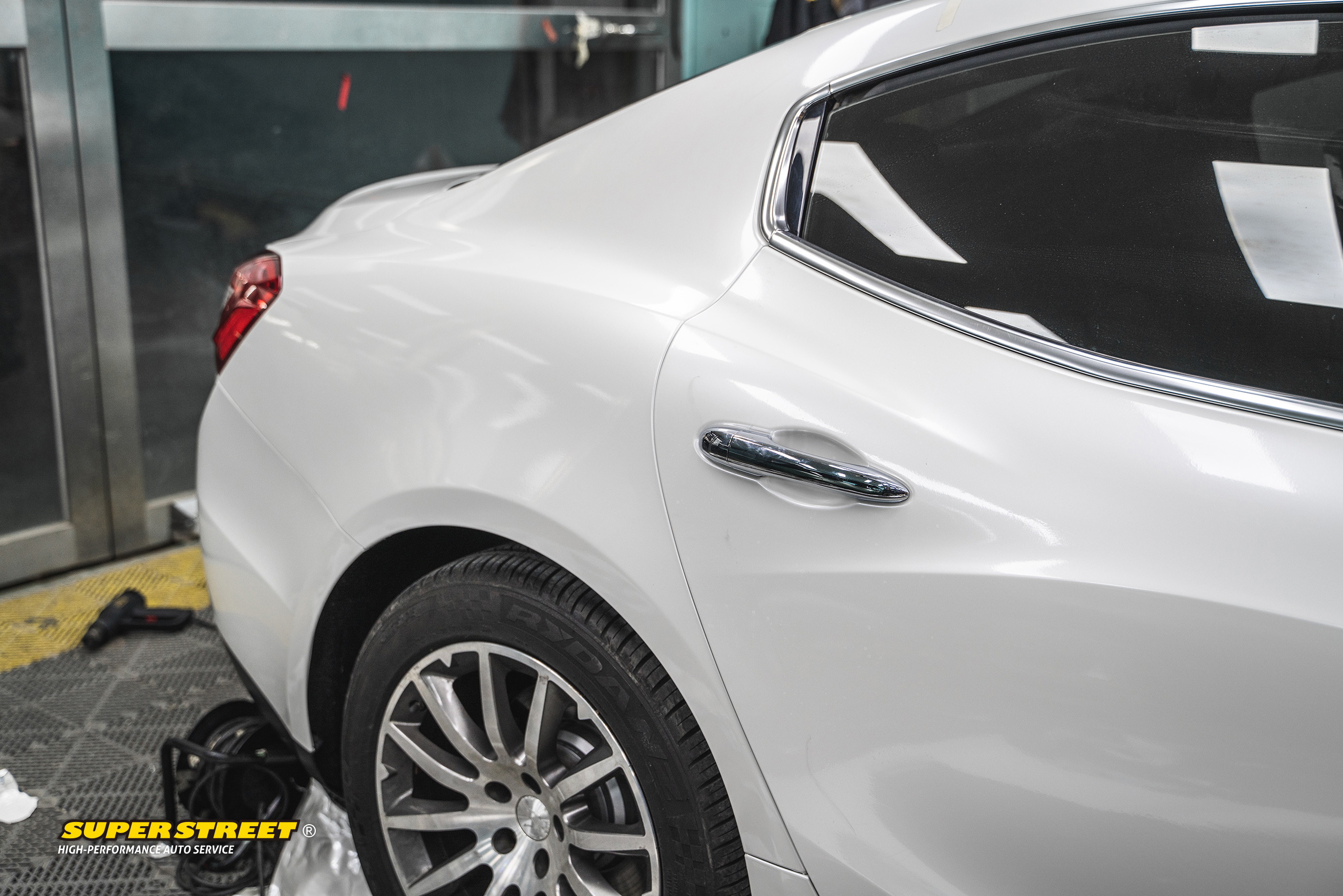 玛莎拉蒂吉博力汽车贴膜改色,superstreet改装