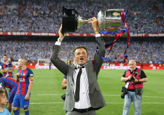 适合打长传反击双中锋的阵型,快速反击的三前锋阵型