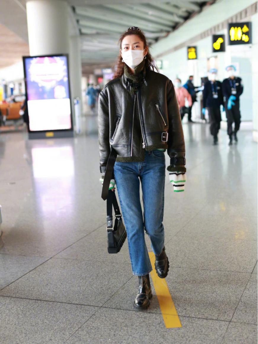 江疏影穿直筒裤好看吗,江疏影身穿白色连体裤时髦减龄