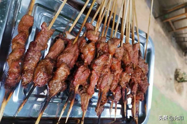 烤肉串是用孜然粉还是孜然粒,羊肉串用炭烤和电烤有区别吗