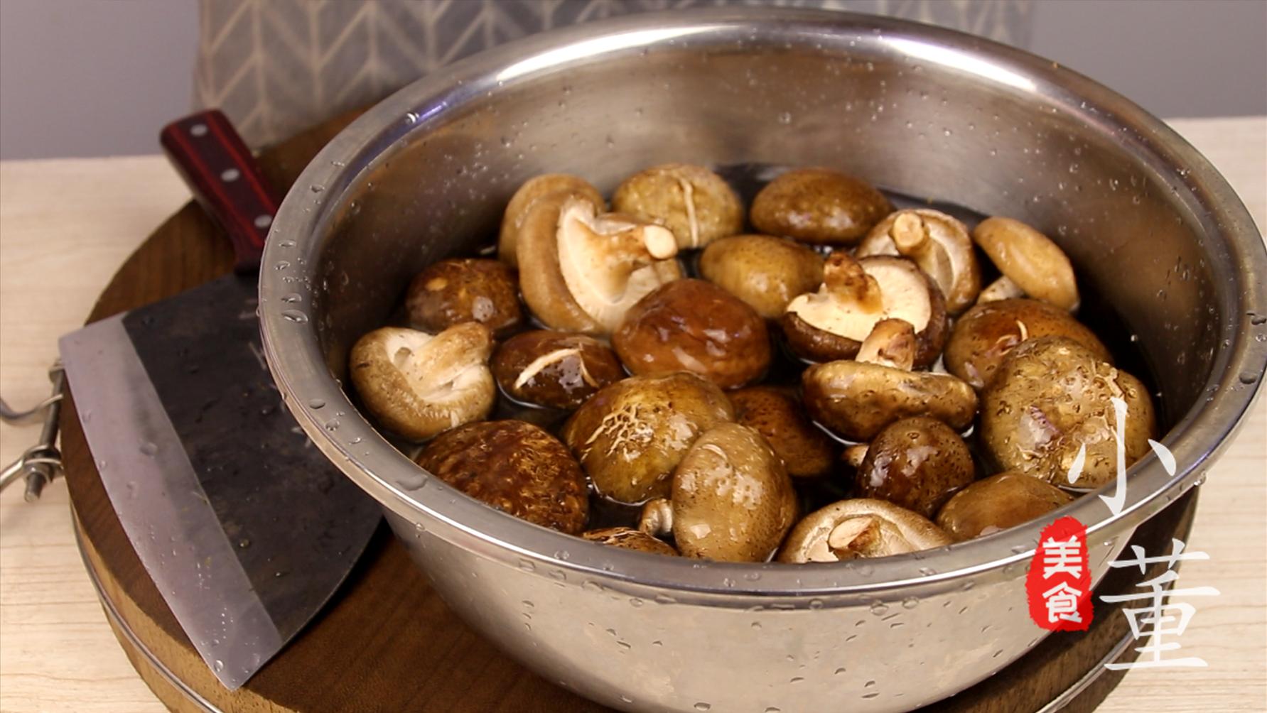 小董制作香菇酱,香菇酱不要辣椒