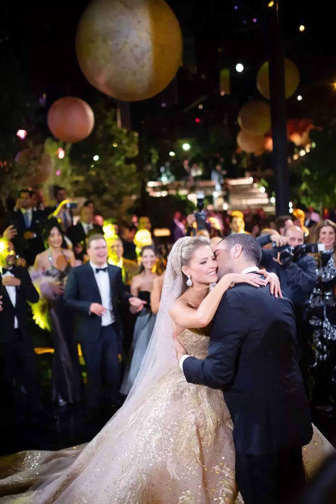 15万颗施华洛世奇水晶,eliesaab婚纱