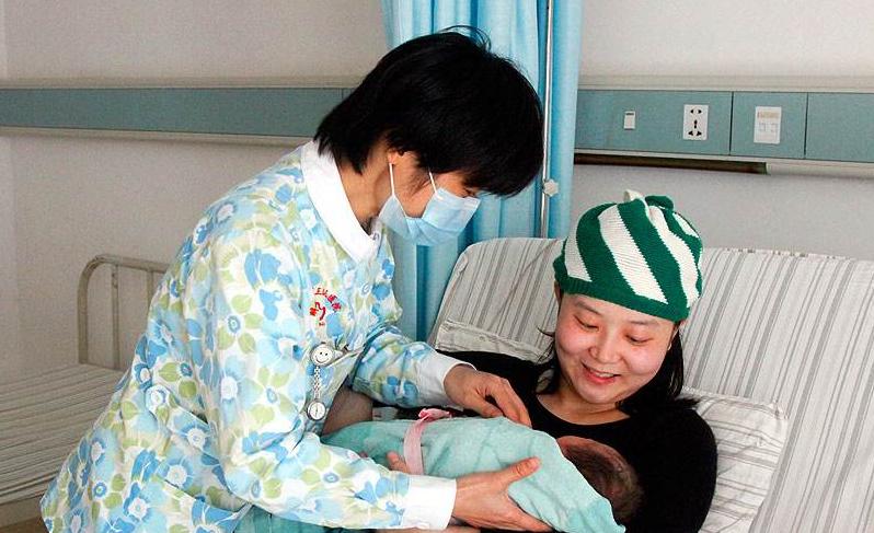 丑娃出生被嫌弃,刚出生的婴儿好丑妈妈嫌弃