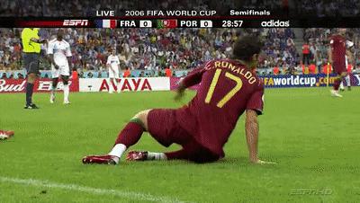 球王假装老人踢足球,内马尔假摔和c罗假摔哪个多