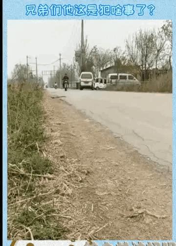 穿恨天高坐地铁的社死现场，两位男士都不忍看这次“崴脚表演”