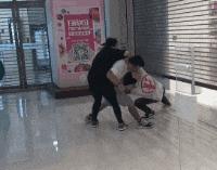 对优衣库哄抢事件的看法,冲刺拼抢