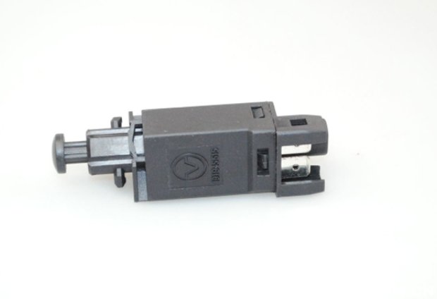 刹车灯不亮一招教你检查刹车灯,刹车灯一直亮怎么办熄火后也亮