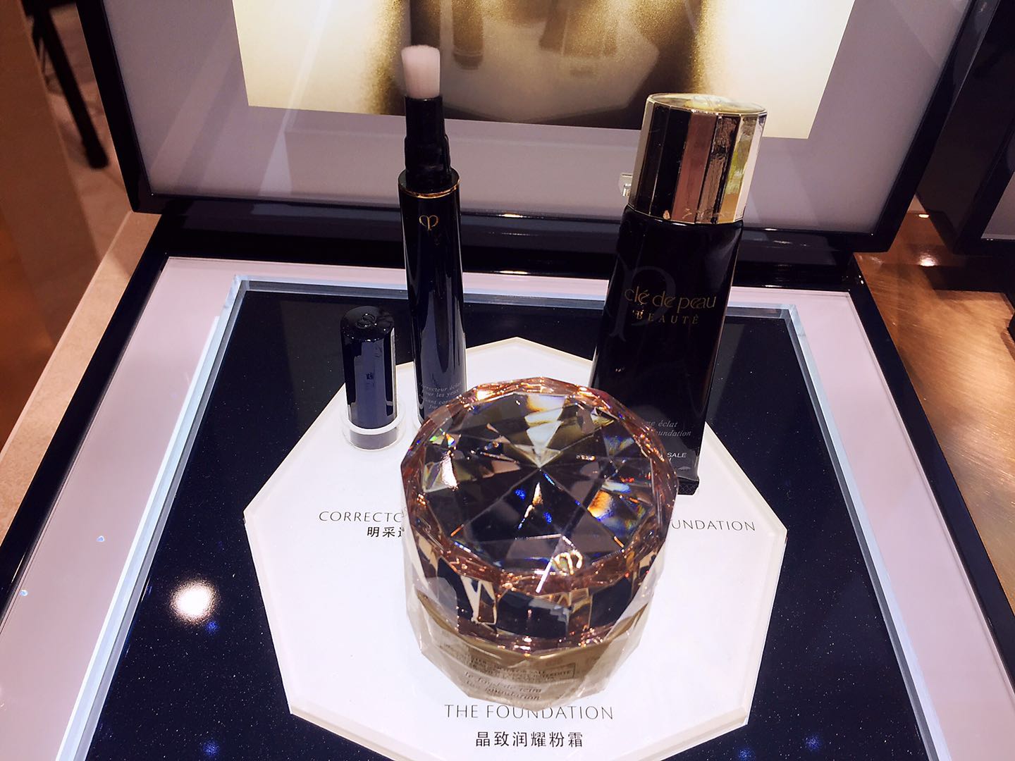 奢美密钥至臻尊耀CPB肌肤之钥璀璨亮相成都伊势丹