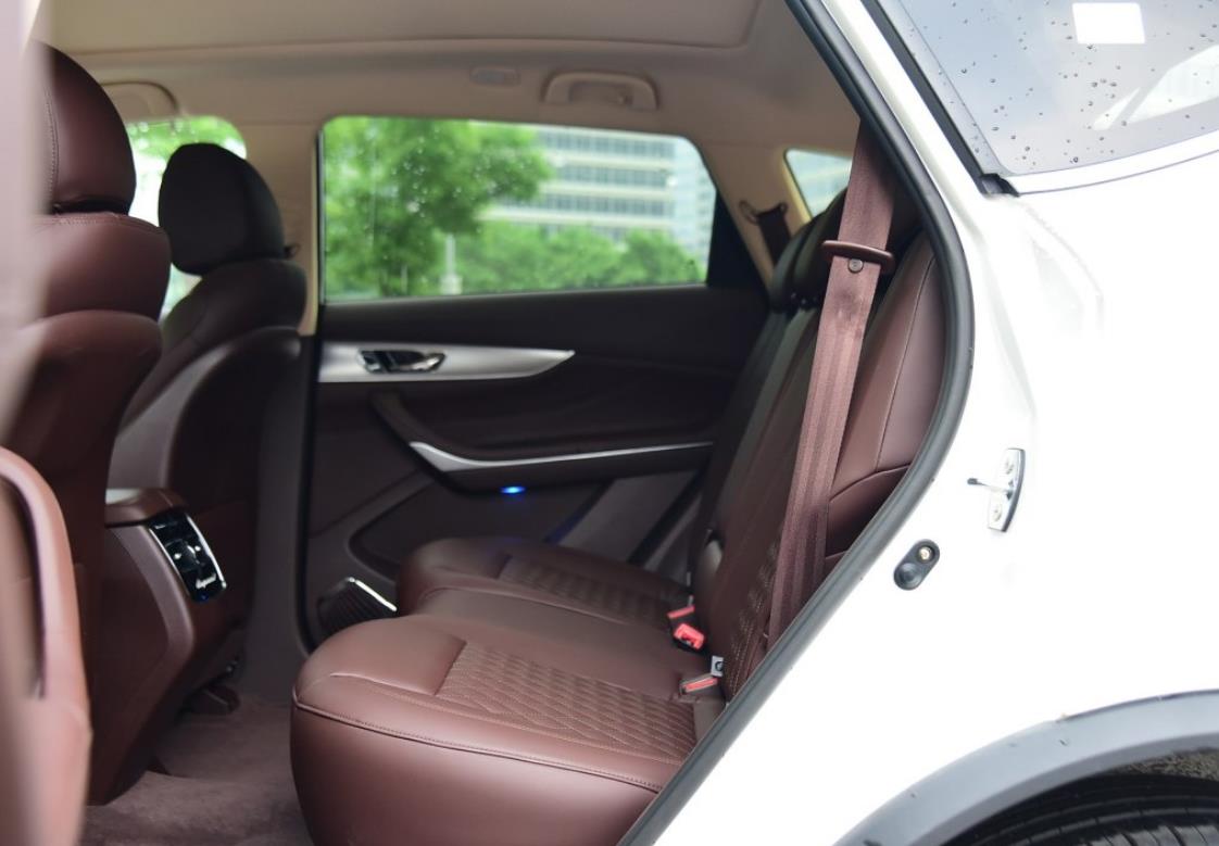 十五万落地尺寸最大动力最好的suv,12万落地的suv空间大动力强颜值高