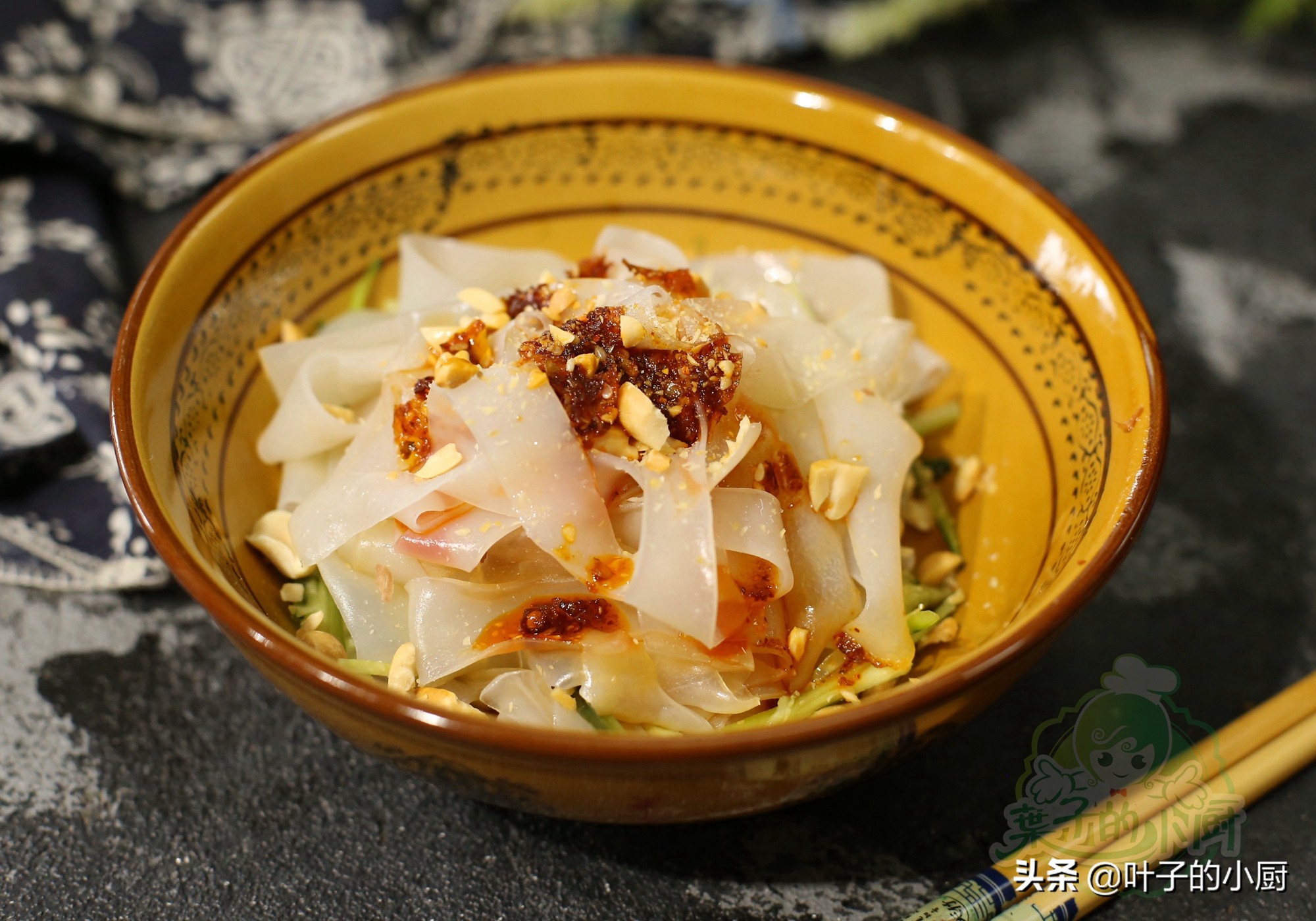 又到了吃凉皮擀面皮的季节,凉皮又软又劲道