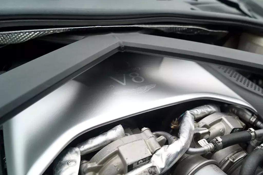 马丁新款v12,阿斯顿马丁v8和v12对比