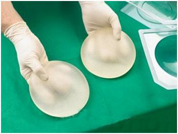 女子花20万隆胸术后发现位置不对,女子花3万隆胸结果一大一小