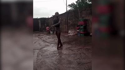 洛阳残疾女孩嘴叼木棍,残疾女孩用嘴叼木棍打字