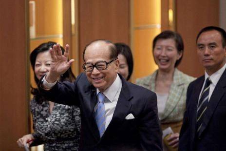 李嘉诚是如何成为首富的？新加坡总理：他低买高卖，毫无社会贡献