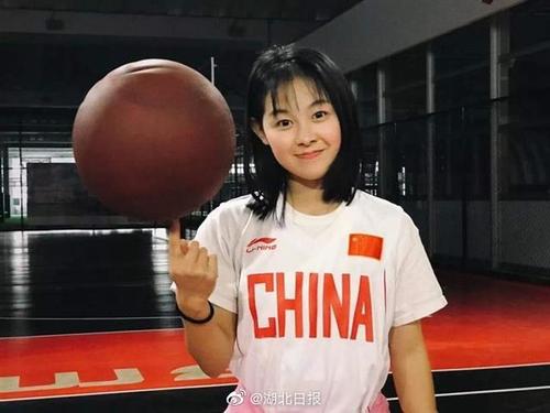 抖音上百万粉丝的篮球女孩,爱打篮球女网红