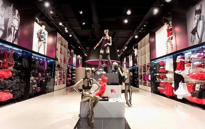 她是一个情趣玩具测评师，亲自试用了1000种产品