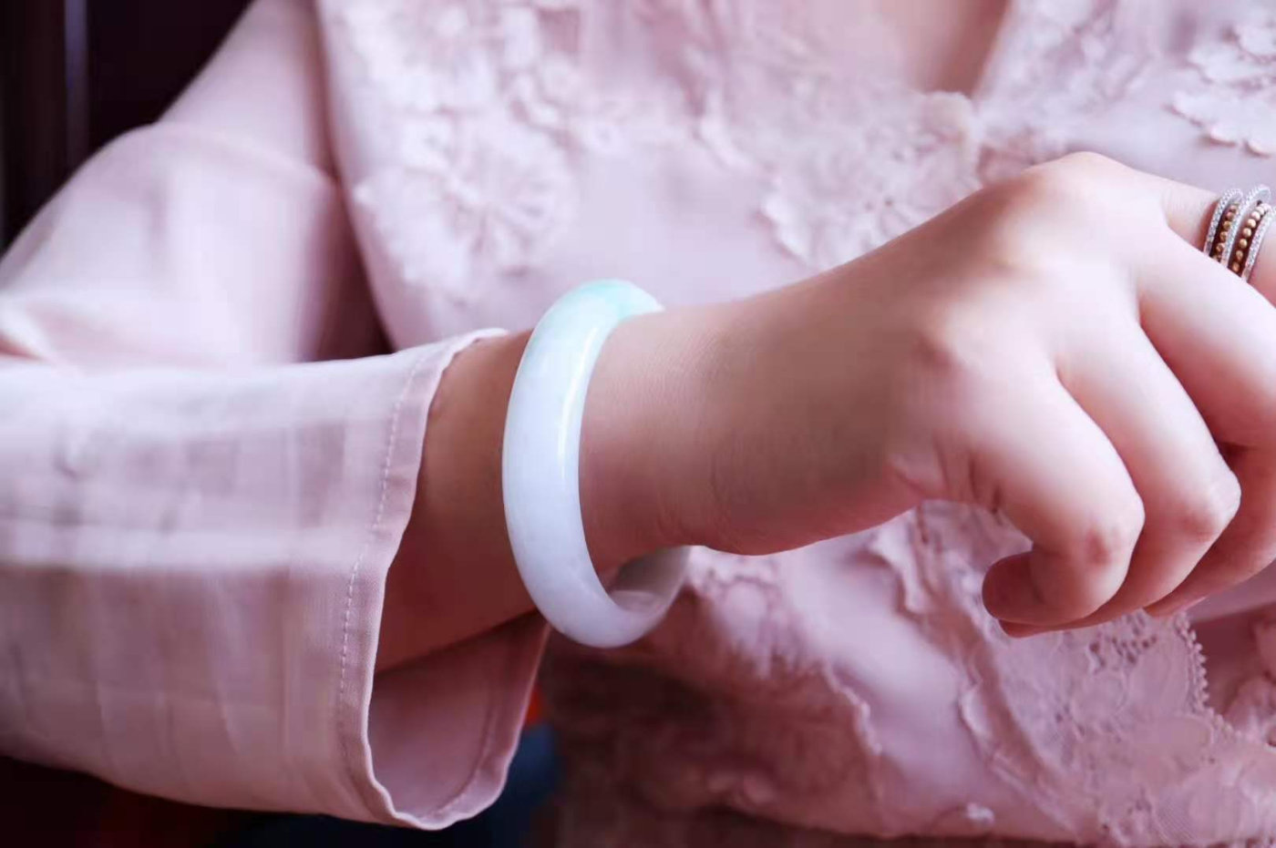 白底青手镯适合多大年纪戴,小圆条手镯适合什么年纪的人