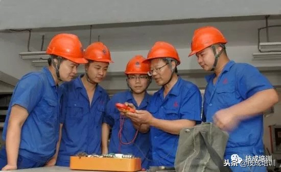 专业分析电工行业招工难，薪资低的6大原因！深度好文！