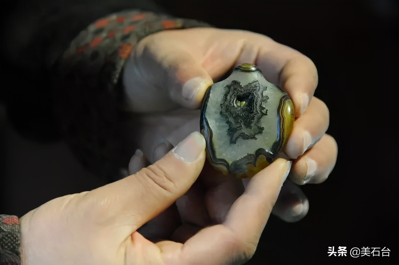 一块玛瑙石能值多少钱,一串玛瑙30年了仅能值多少钱