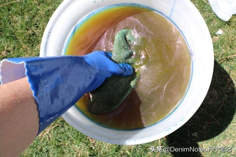 牛仔裤褪色了可以重新染色吗,牛仔裤褪色一般是什么颜色