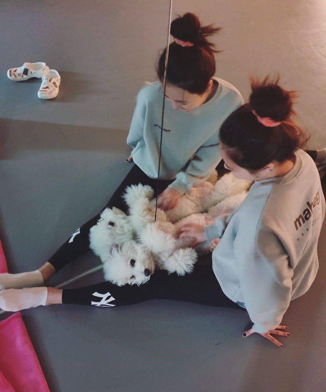 泫雅黑色衣服,泫雅穿红卫衣